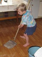 Как научить ребенка помогать по хозяйству