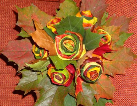 Красивый осенний букет из кленовых листьев в форме роз
